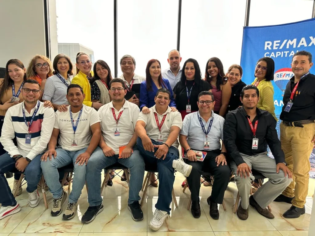 Marcus da Fonseca com a equipe da RE/MAX Capital